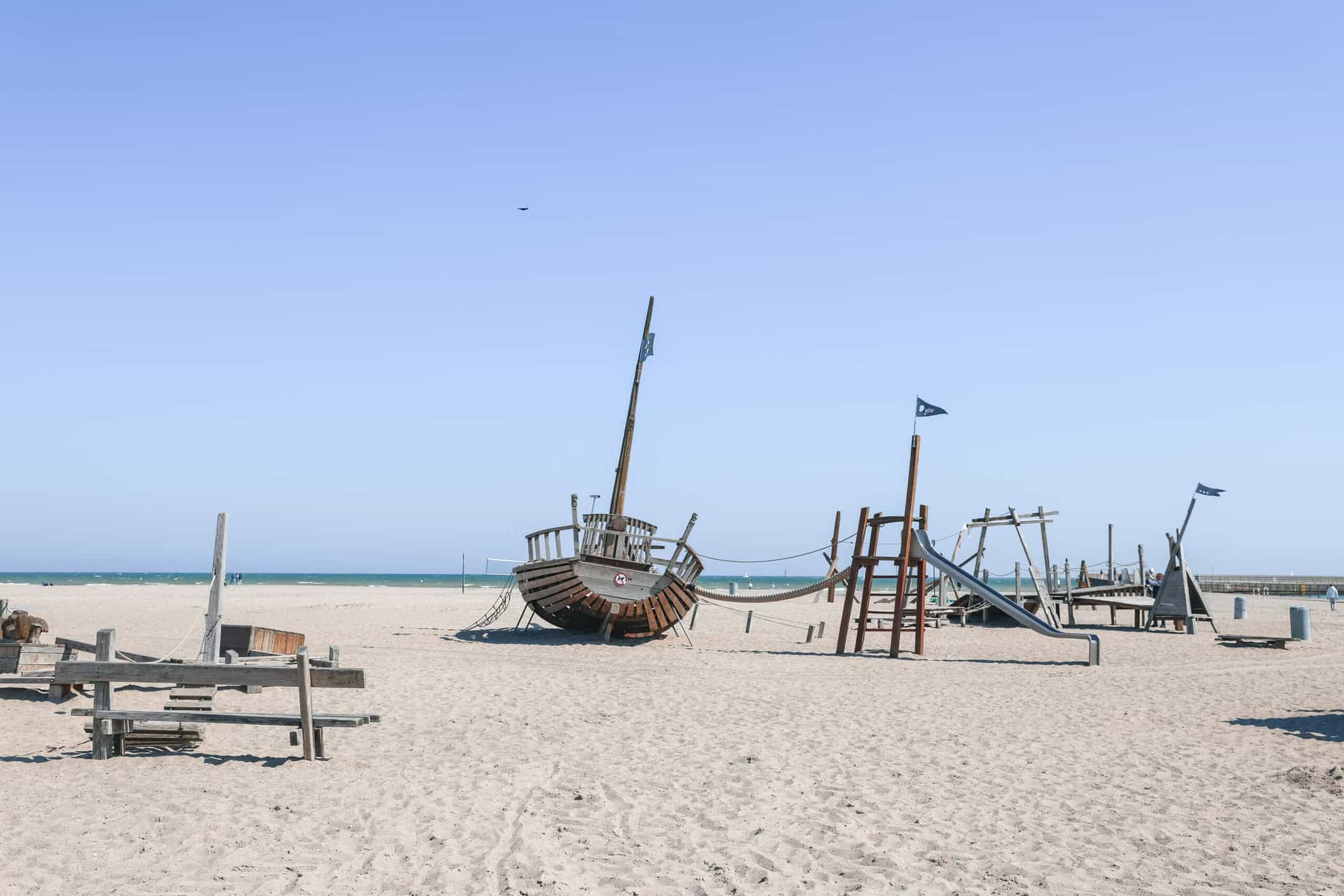 Der Piratenspielplatz samt hölzernem Schiff am Strand von Travemünde