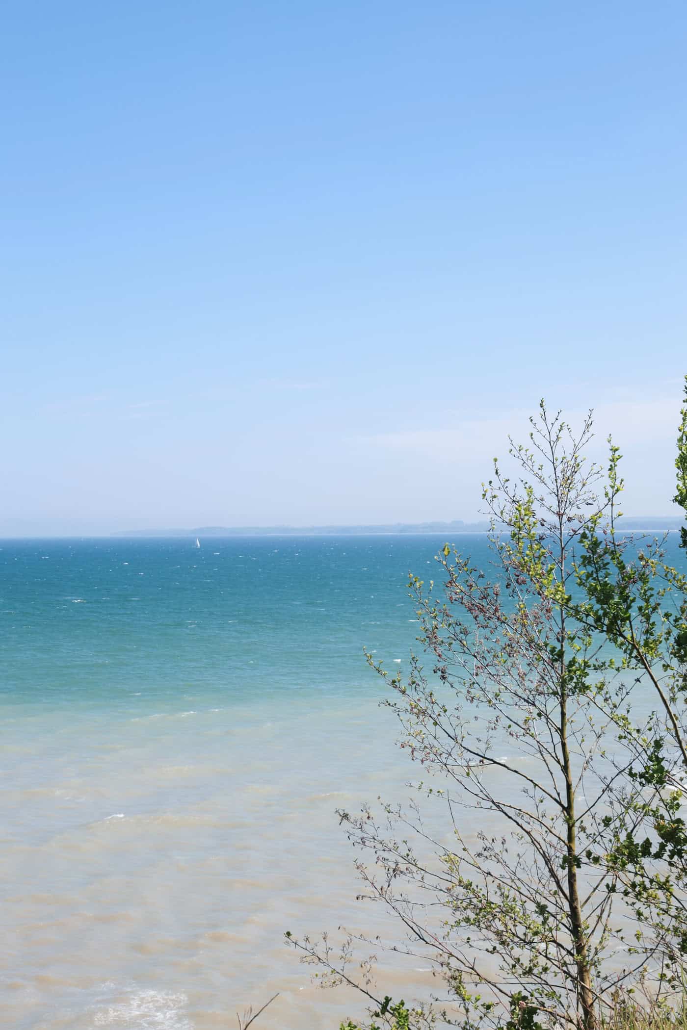 Ein Blick auf das blaue Wasser an der Brodtener Steilküste