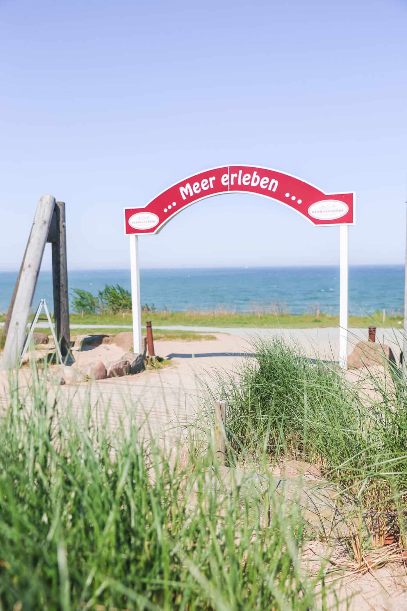 Ein roter Torbogen vor dem Erlebniscafé mit der Aufschrift „Meer erleben"