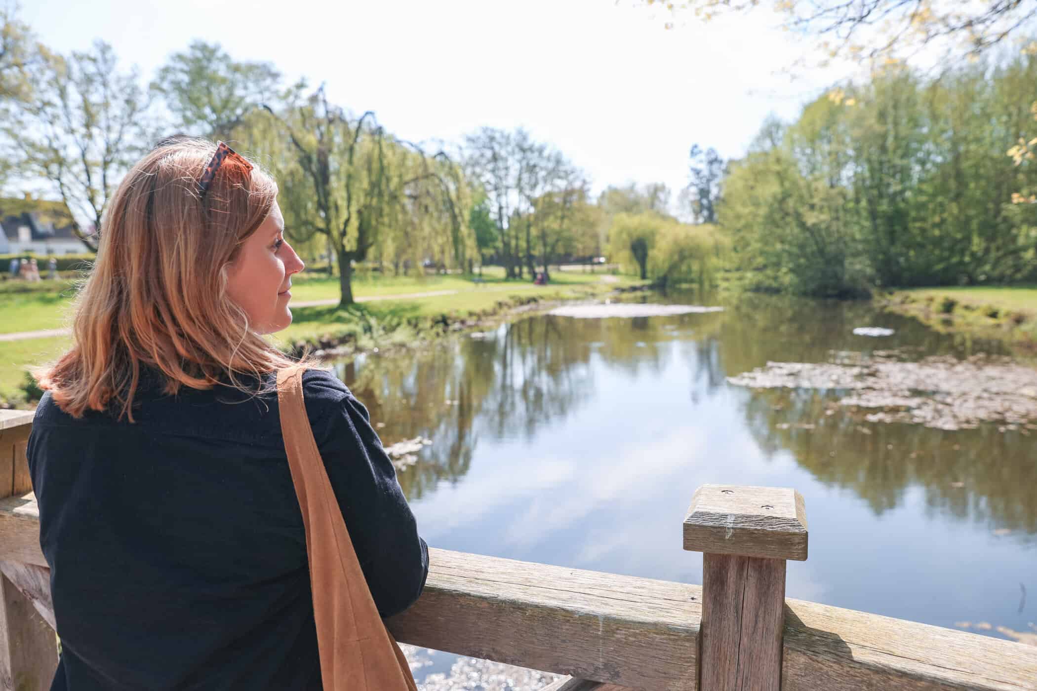 Maya blickt auf einen Teich im Kurpark von Timmendorfer Strand