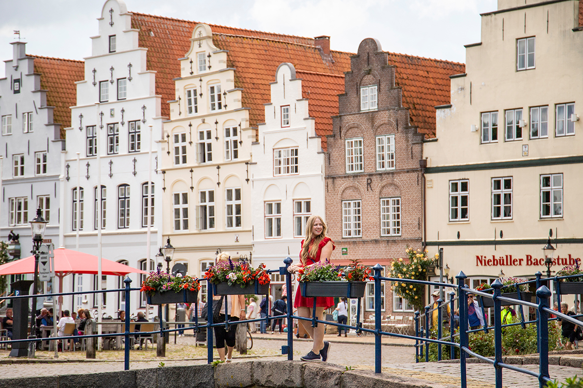 Finja steht am Marktplatz