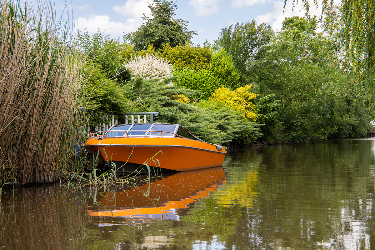 Ein altes Motorboot im Wasser