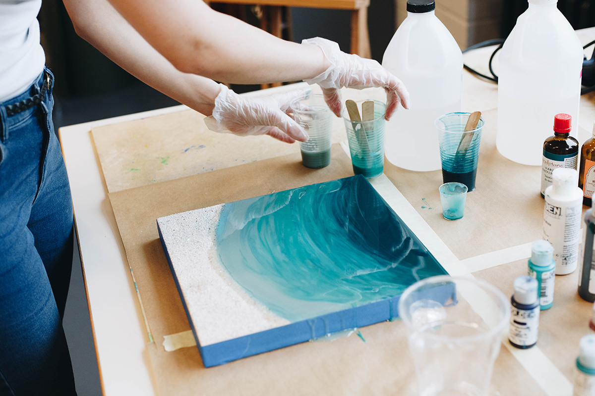 Marlene Hoffmann erschafft maritime Kunstwerke mit Kunstharz und schafft somit Bilder, in deren Wasser man eintauchen möchte