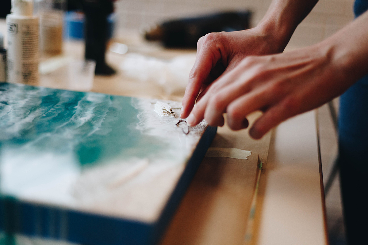 Marlene Hoffmann erschafft maritime Kunstwerke mit Kunstharz und schafft somit Bilder, in deren Wasser man eintauchen möchte