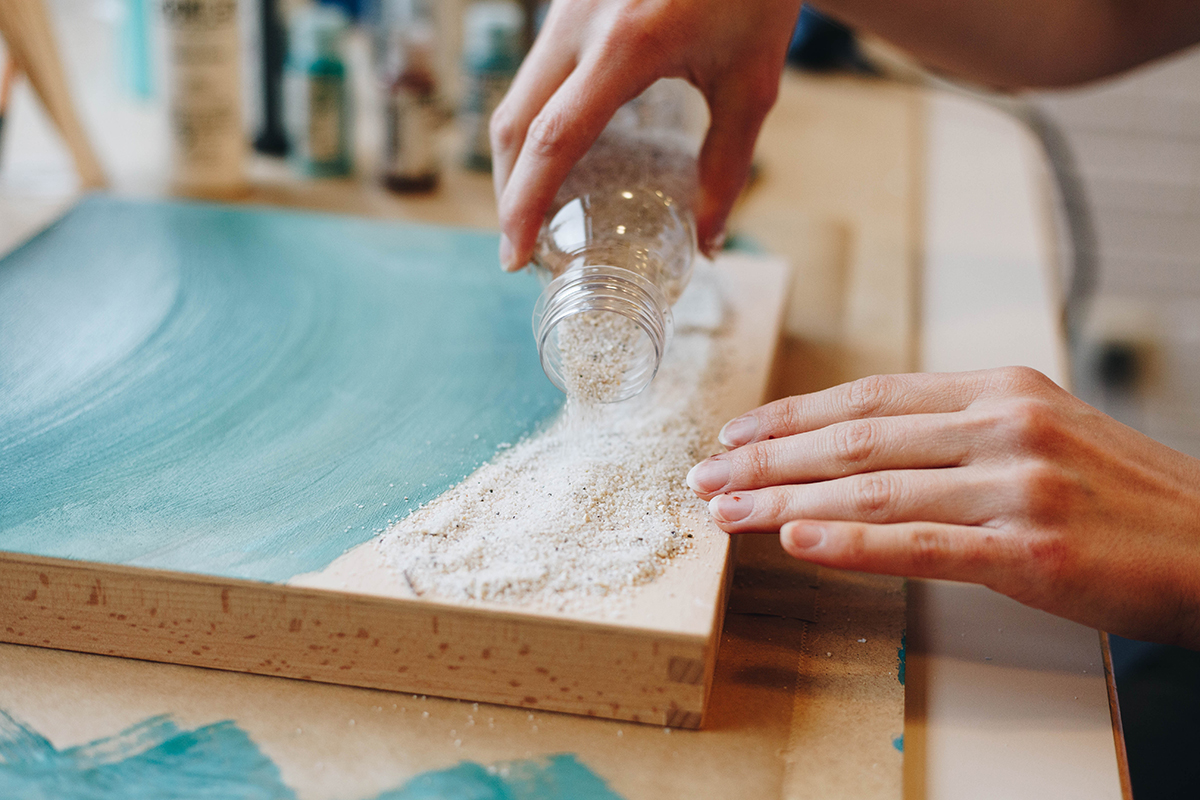 Marlene Hoffmann erschafft maritime Kunstwerke mit Kunstharz und schafft somit Bilder, in deren Wasser man eintauchen möchte