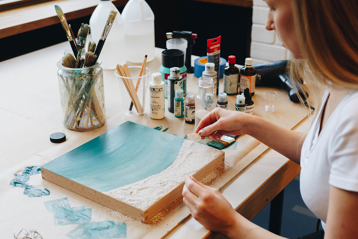 Marlene Hoffmann erschafft maritime Kunstwerke mit Kunstharz und schafft somit Bilder, in deren Wasser man eintauchen möchte