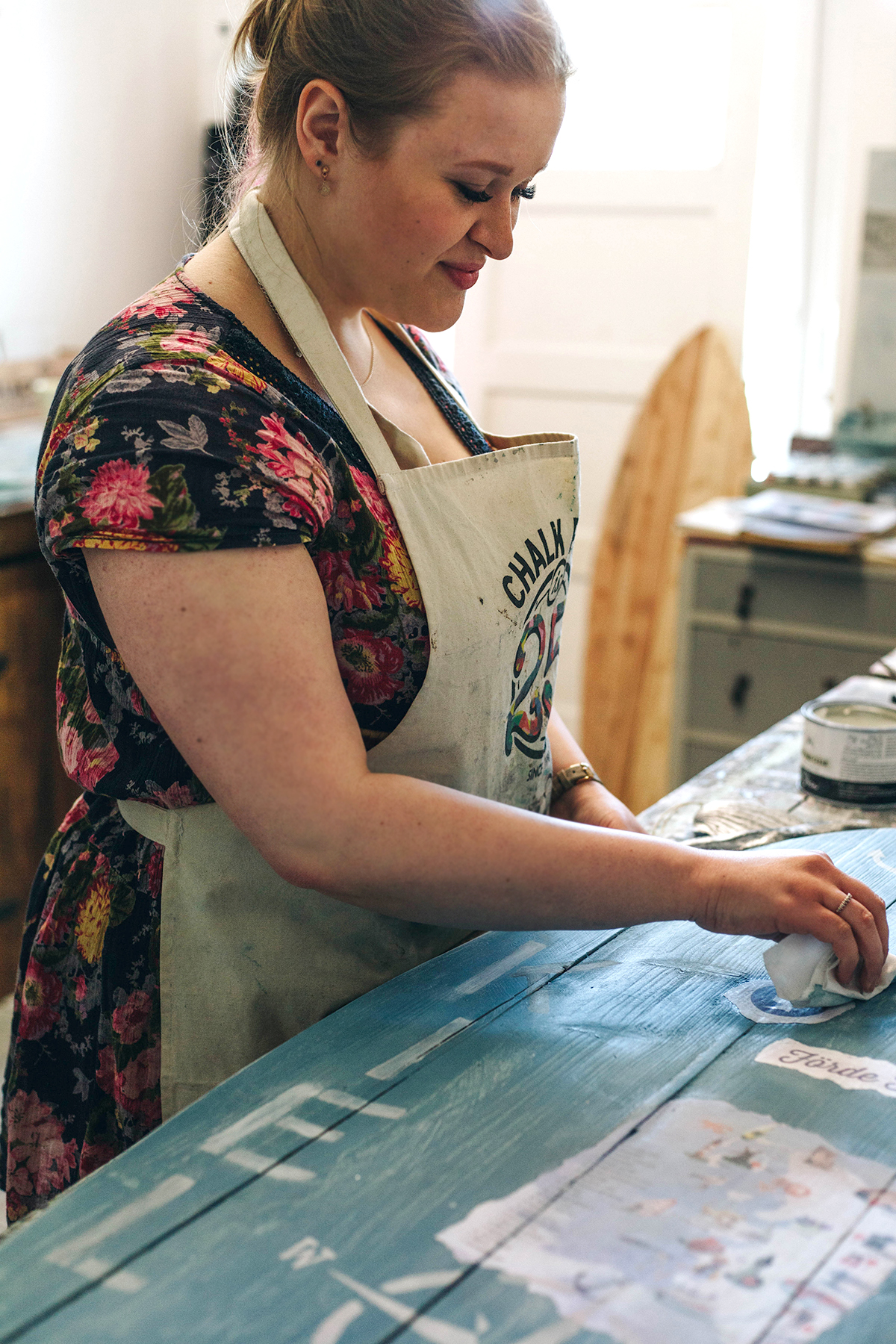 Ich habe an einem Seaside-Design-Workshop bei Parzelle 193 teilgenommen und gelernt, wie ich Möbeln einen Vintage-Look verleihen kann