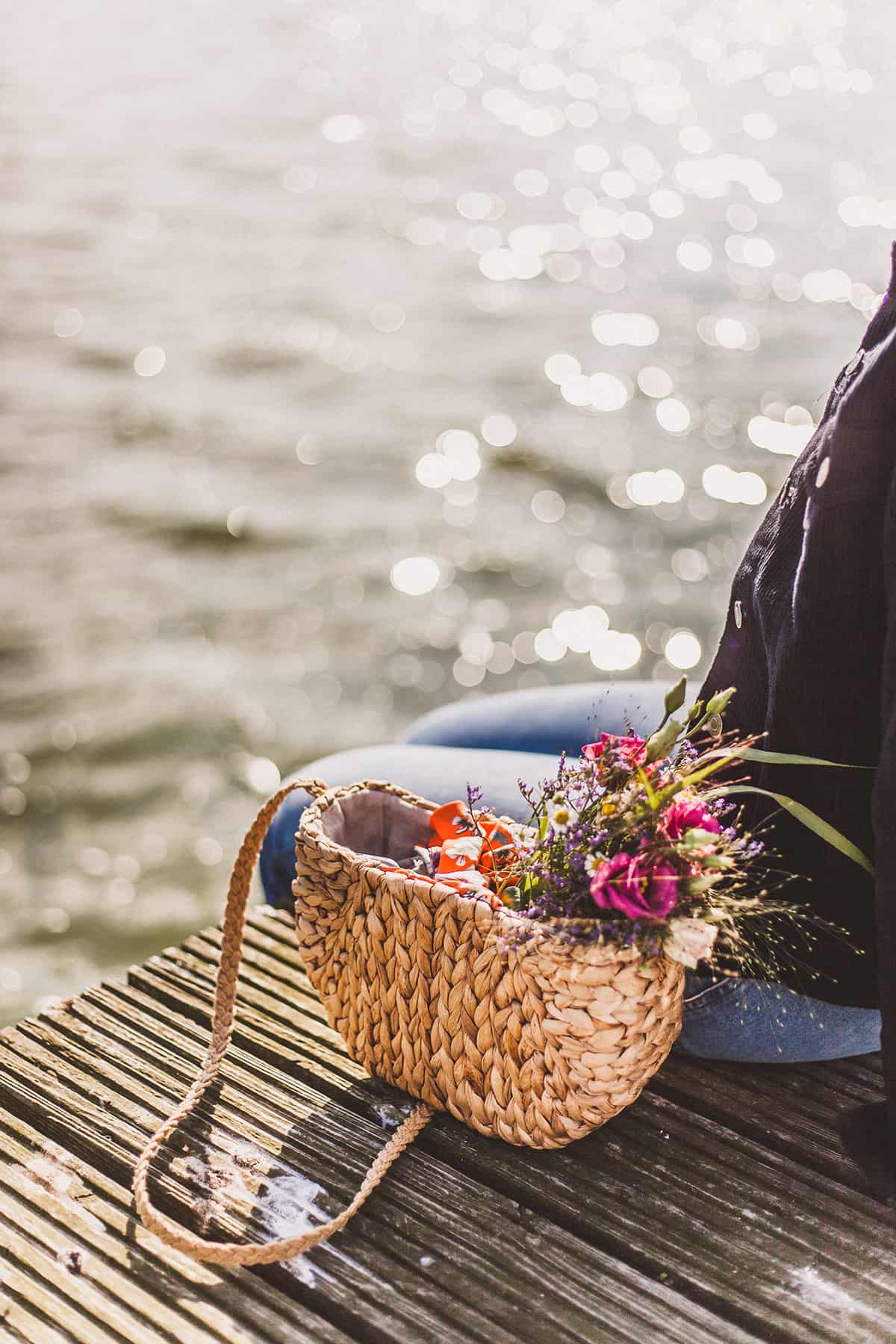 Bordesholmer See Steg Korbtasche Blumen