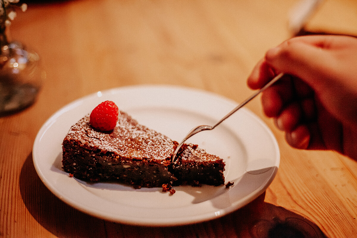 Schoko-Nuss-Kuchen im Café Dreimaster