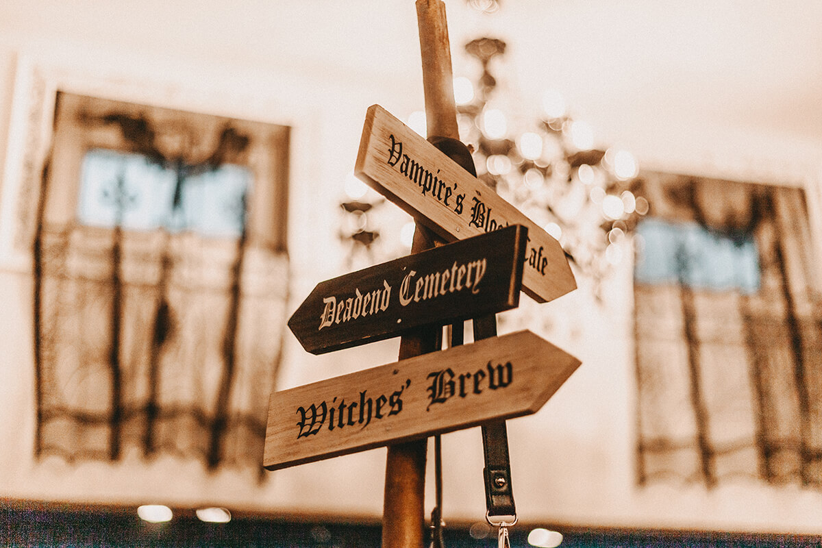 Gothic Schild Obscene Store