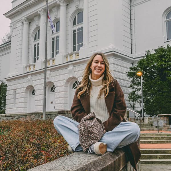 Finja T. sitzt auf den Treppen vor dem Stadttheater Rendsburg