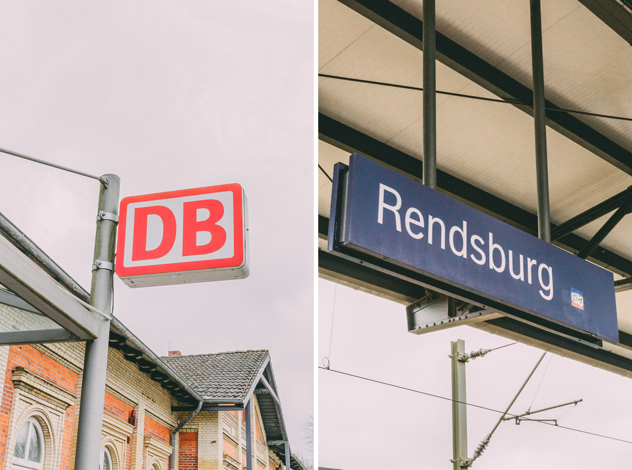 Das Logo der Deutschen Bahn vor dem Bahnhof in Rendsburg und ein blaues Schild mit der Aufschrift „Rendbsurg" am Rendsburger Bahnhof