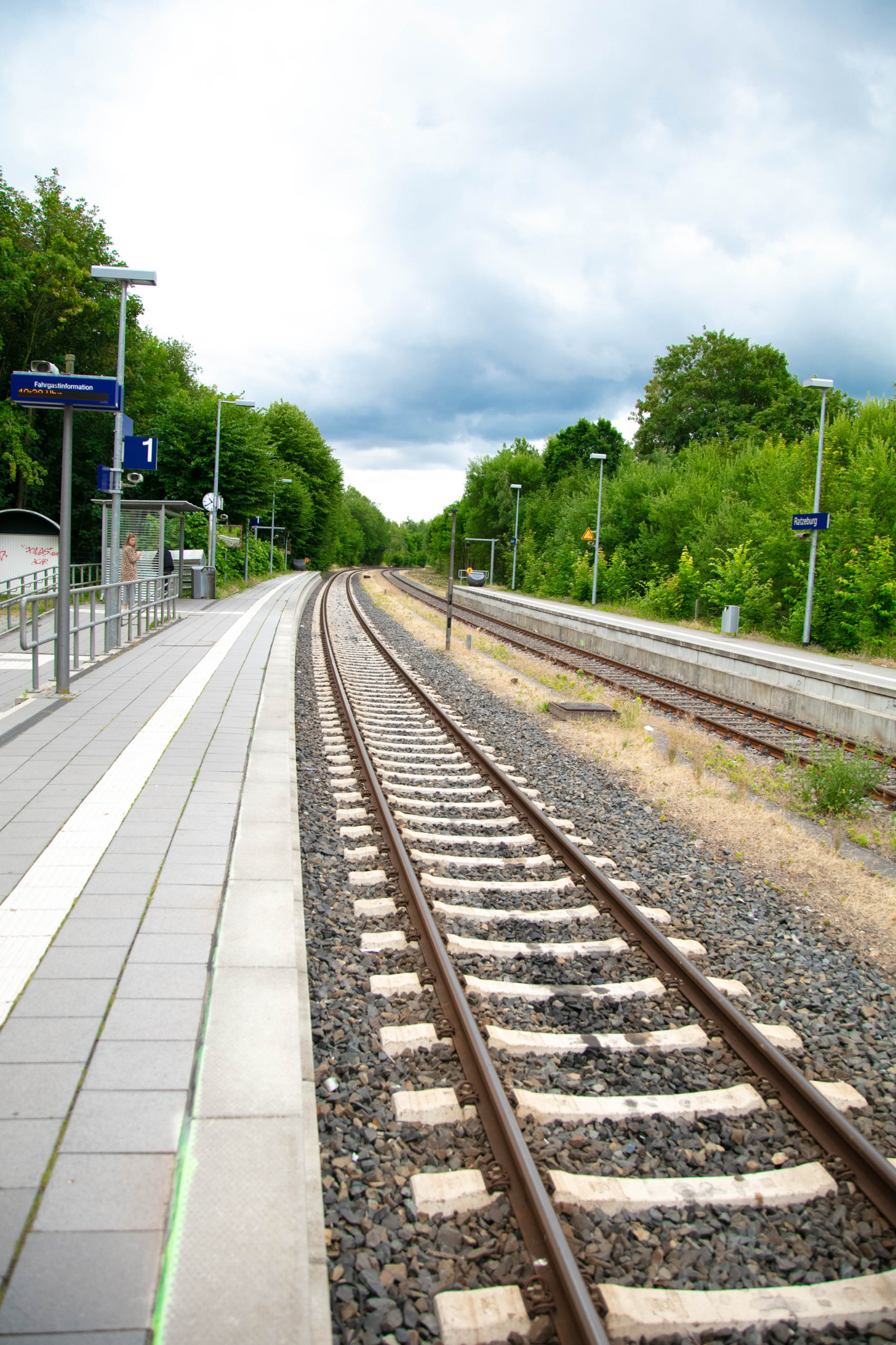 Zurzeit sind an den Bahnhöfen nur vereinzelt Menschen zu sehen