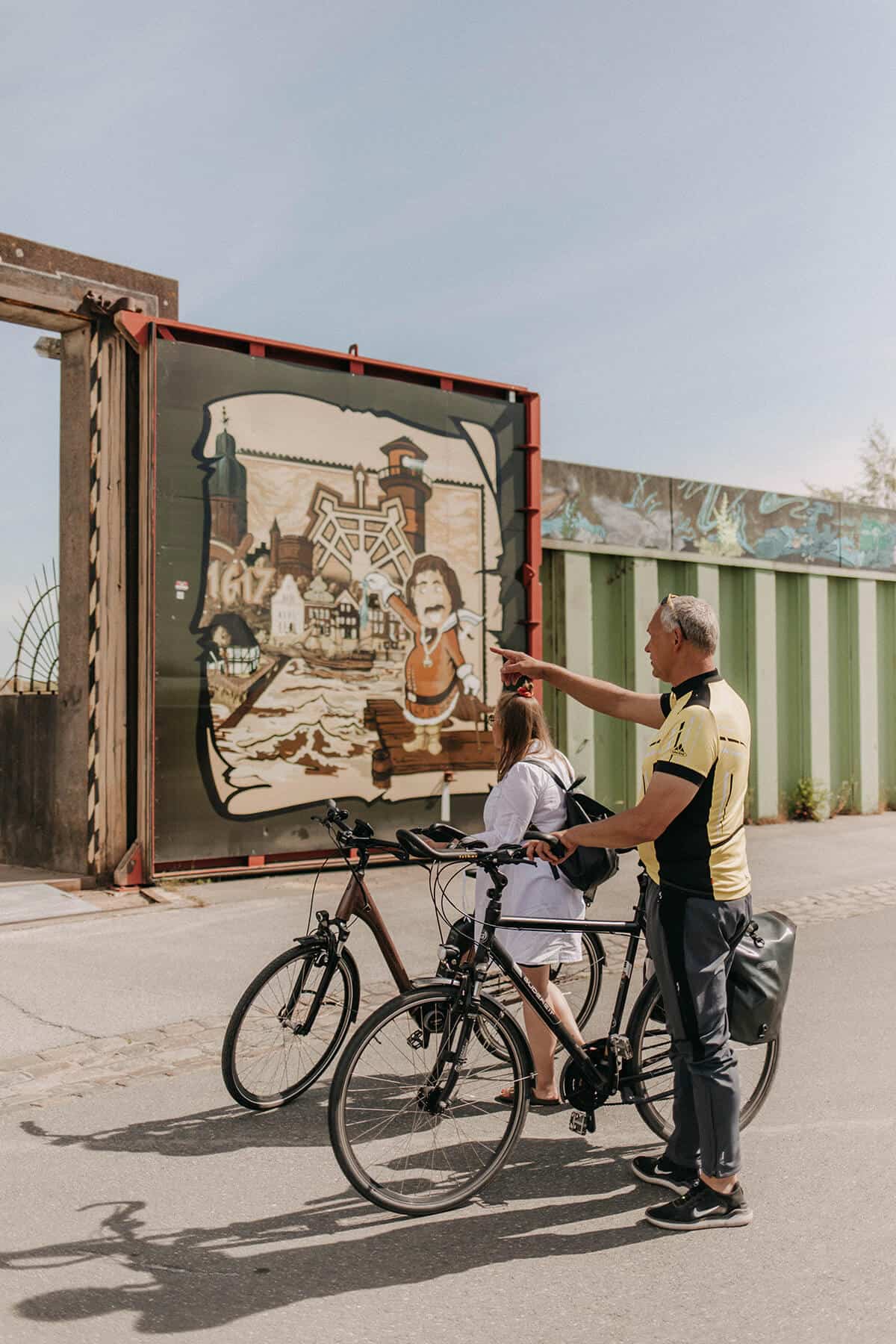 Zwei Menschen auf Fahrradtour in Glückstadt