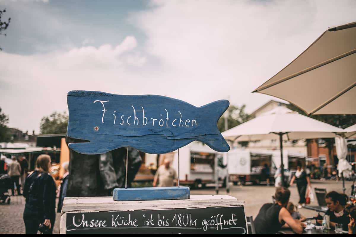 Fischbrötchenstand auf dem Wochenmarkt in Neustadt