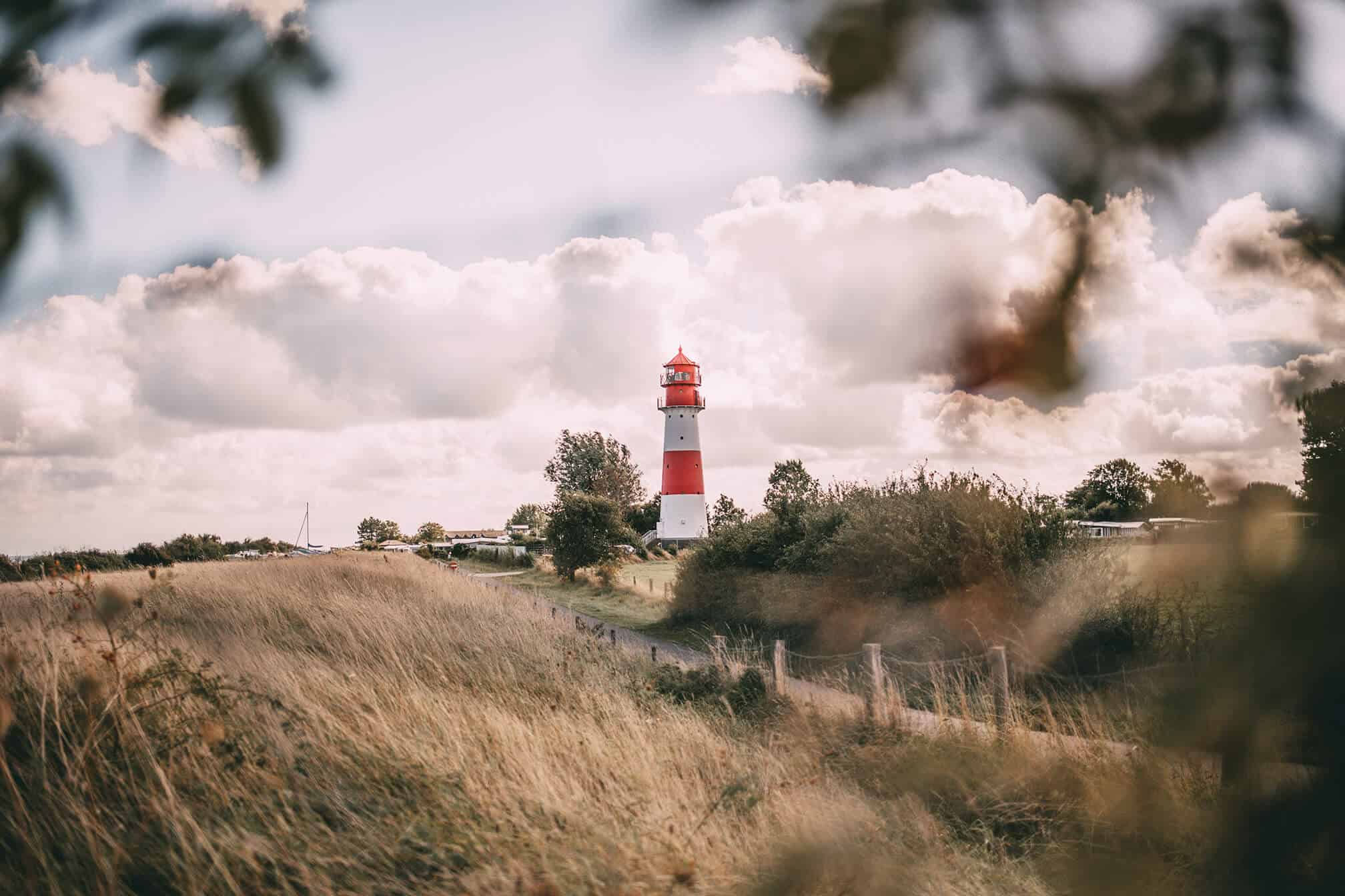 Herbst an der Schlei Tipps Herbstferien Schleswig-Holstein: Leuchtturm Falshöft