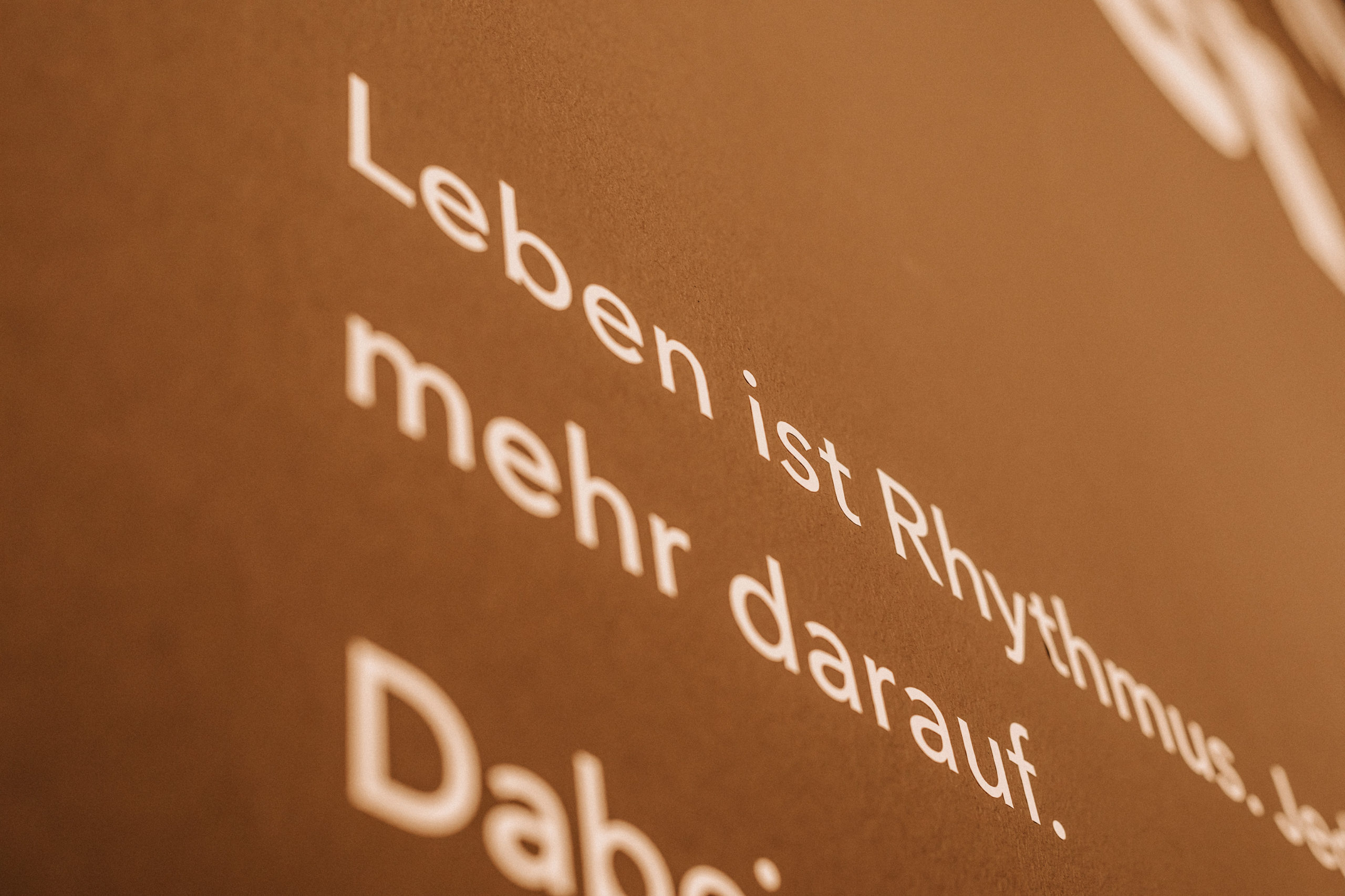 Jahr100Haus Molfsee: Wandtext Rythmus