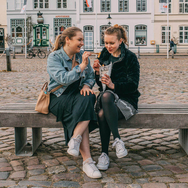 Sina & Meike machen Mittagspasue