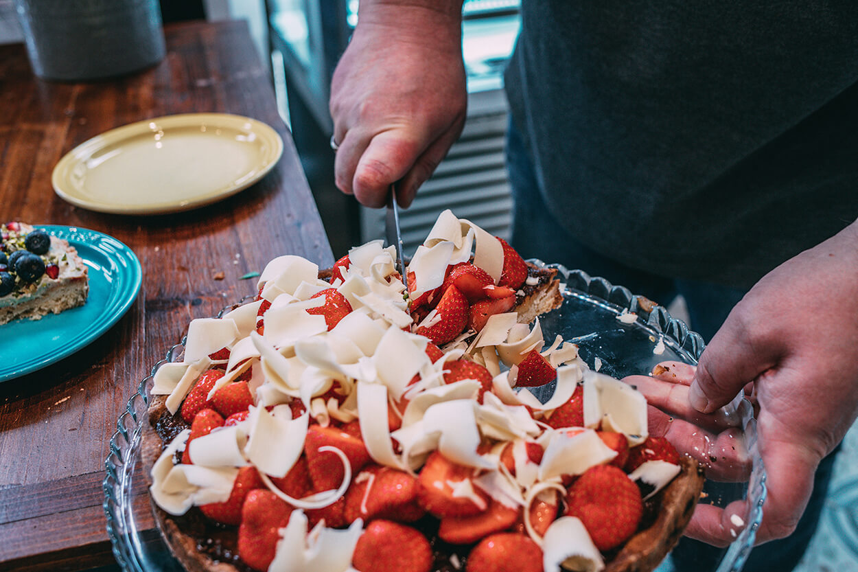 Martin schneidet Kuchen