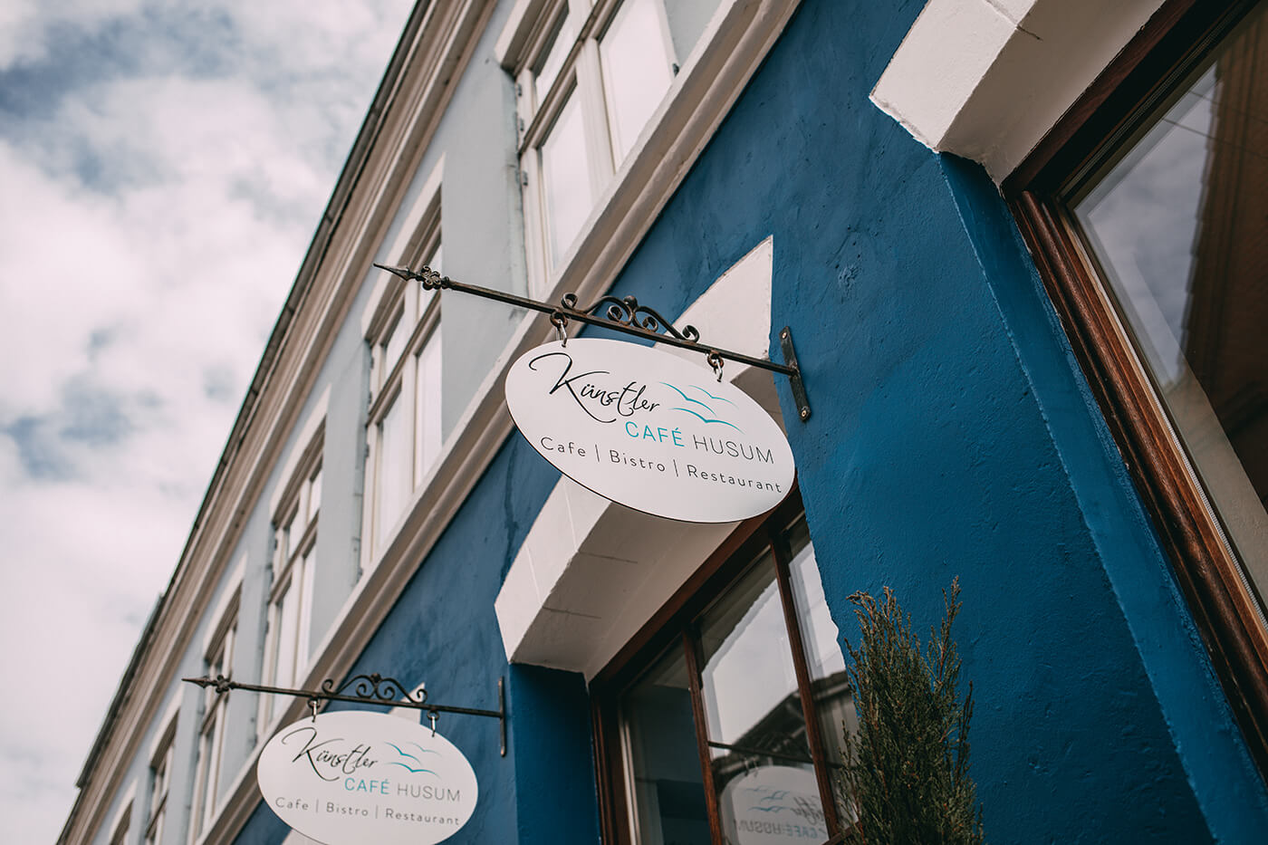 Künstlercafé Husum; Außenaufnahme Schild