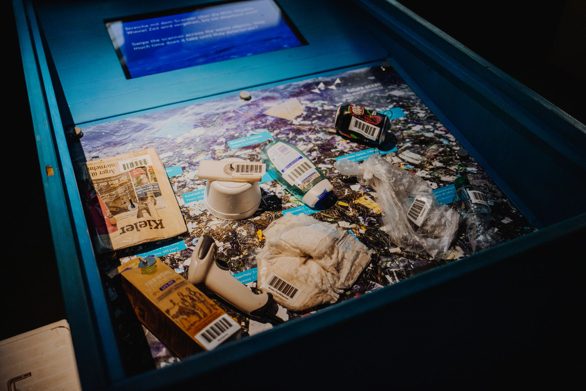 Verschiedener Plastikmüll als Ausstellungsstück im Zoologischen Museum Kiel