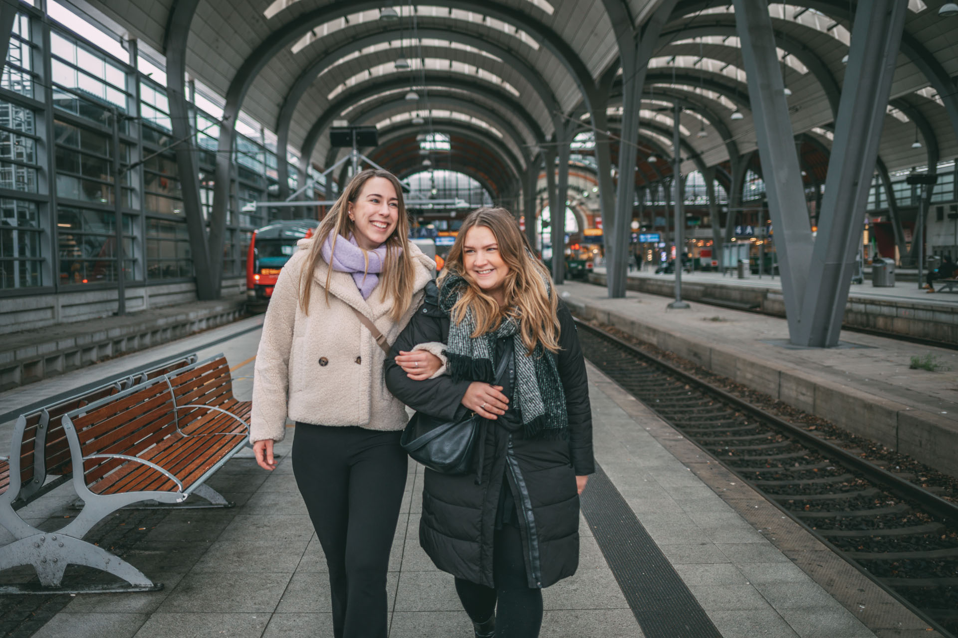 Finja und Sina am Bahnsteig vom Kieler Hauptbahnhof