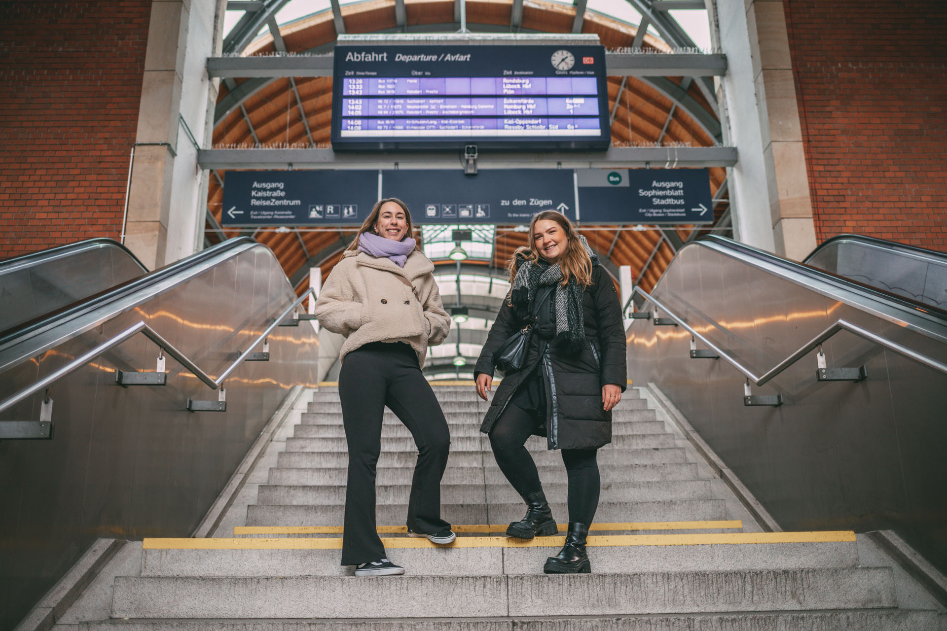 Finja und Sina stehen auf einer Treppe am Kieler Hauptbahnhof