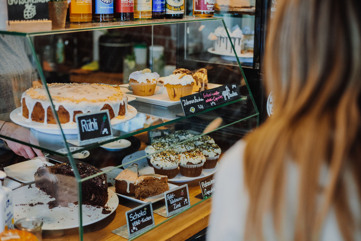 Eine Vitrine mit verschiedenen veganen Kuchen und Torten im Café Blattgold