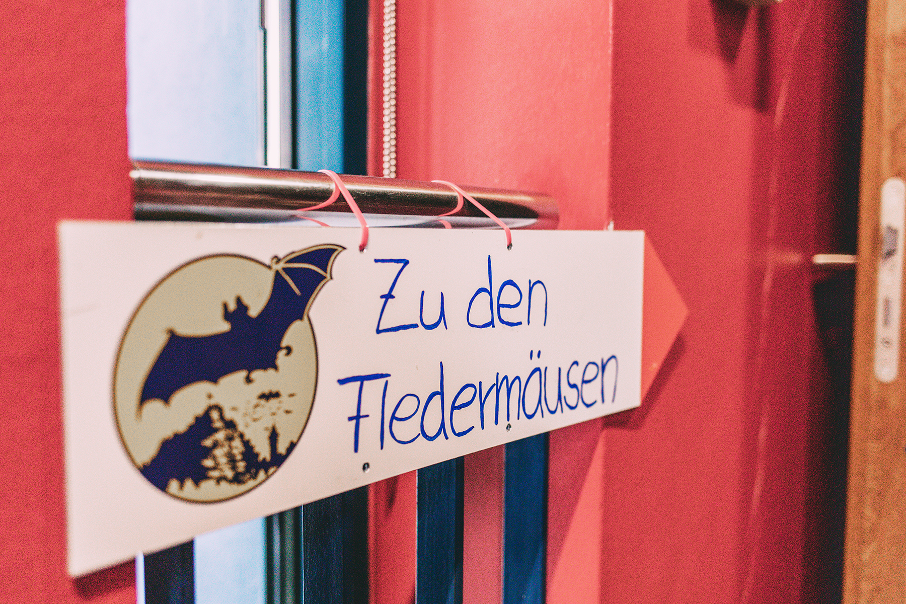 Schild: Zu den Fledermäusen