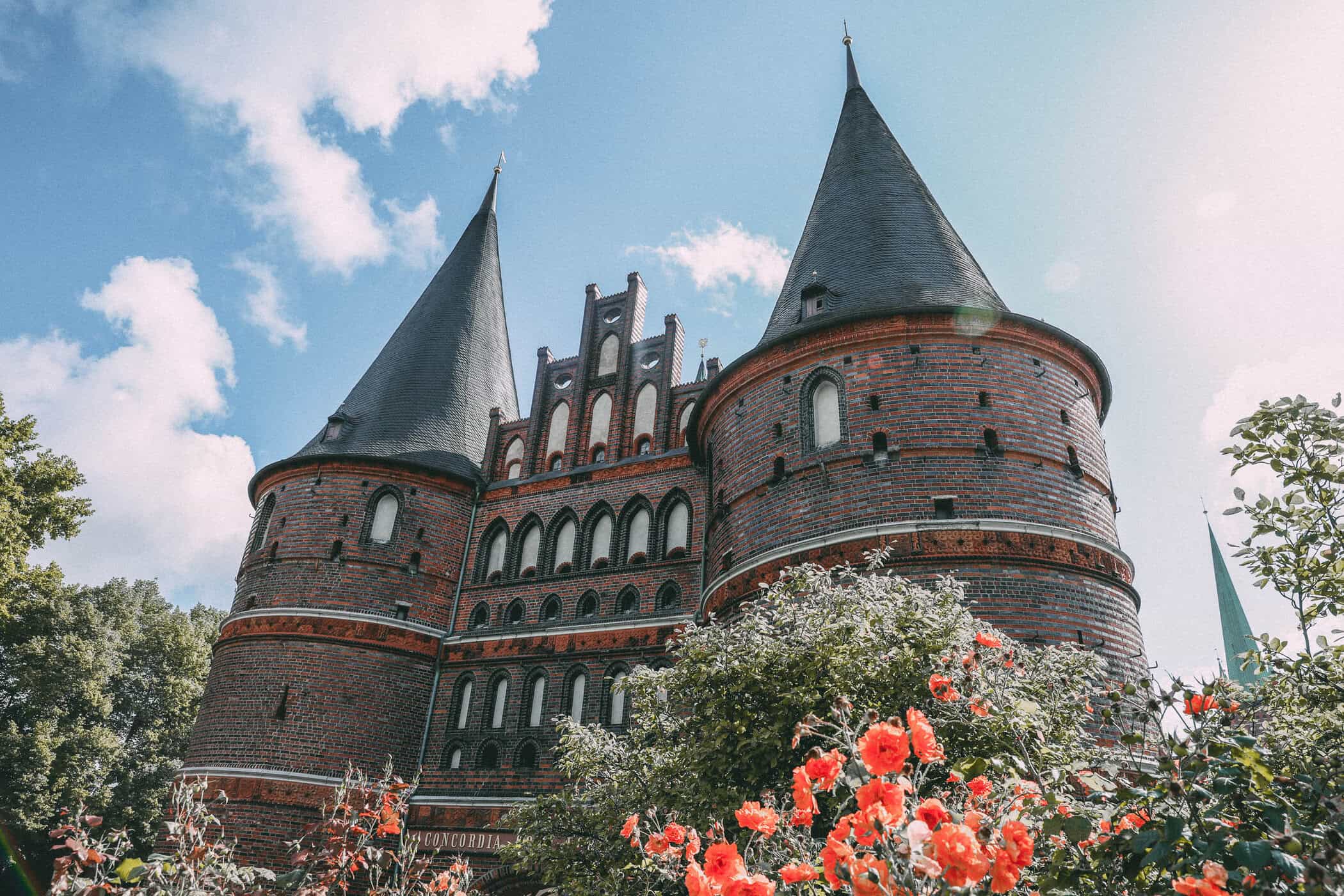 Das Holstentor im Sommer in Lübeck