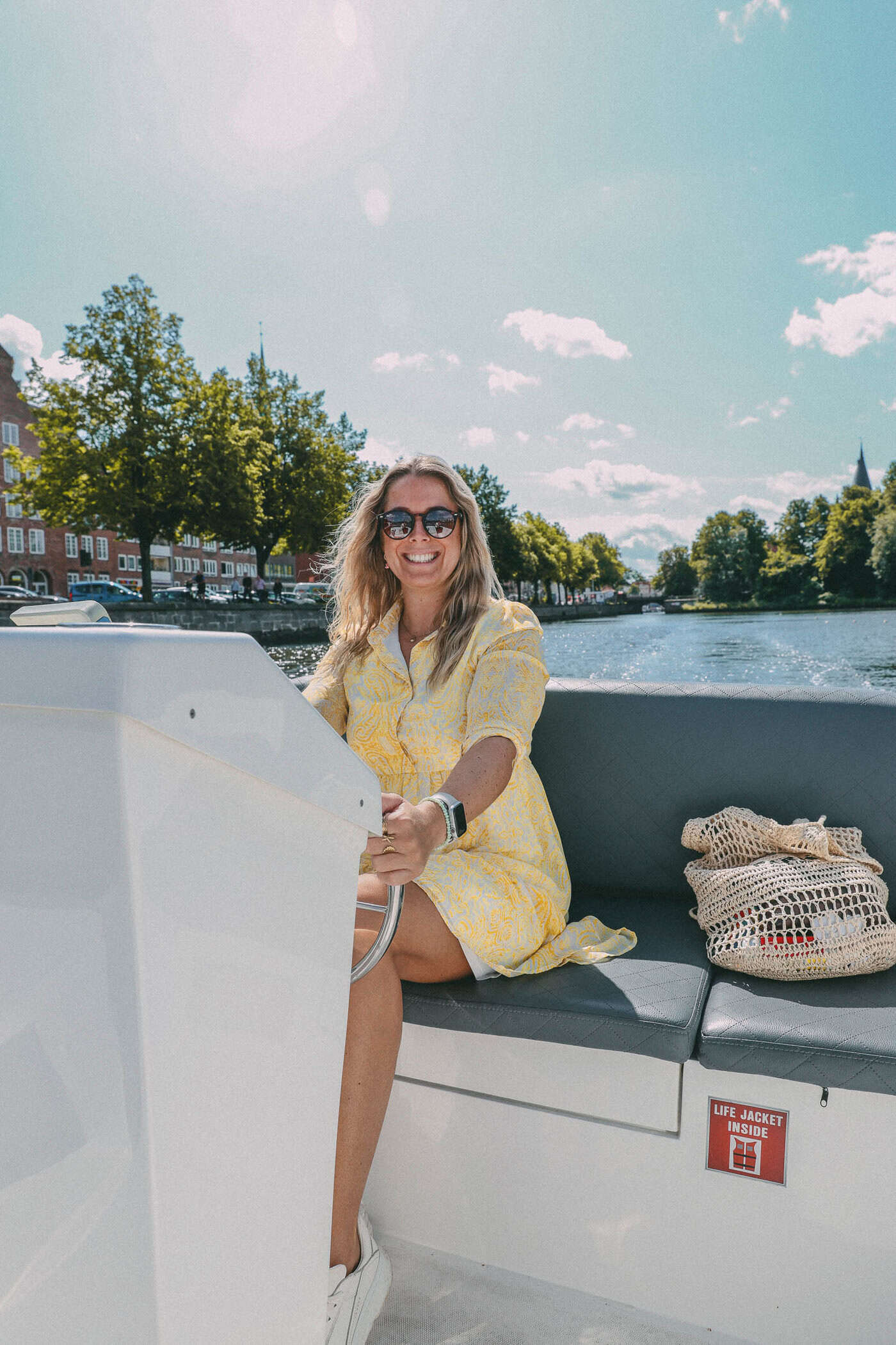 E-Boot fahren auf der Trave im Sommer in Lübeck