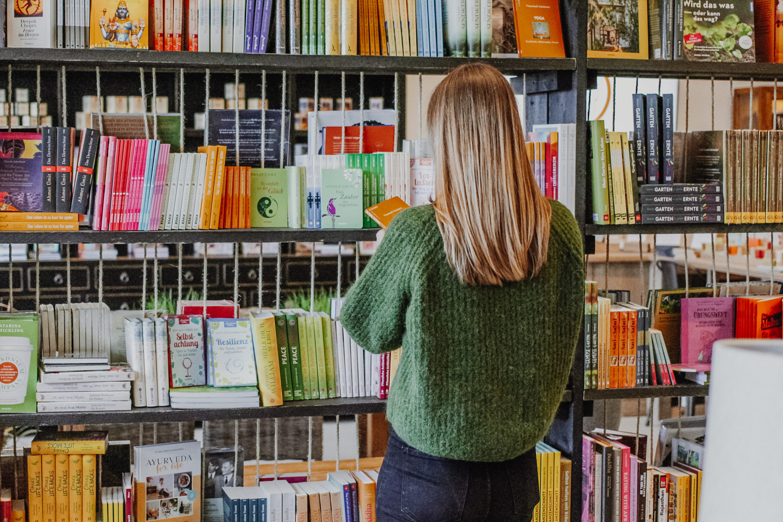 Förde Fräulein Finja stöbert in den Büchern bei fischer‘s lagerhaus