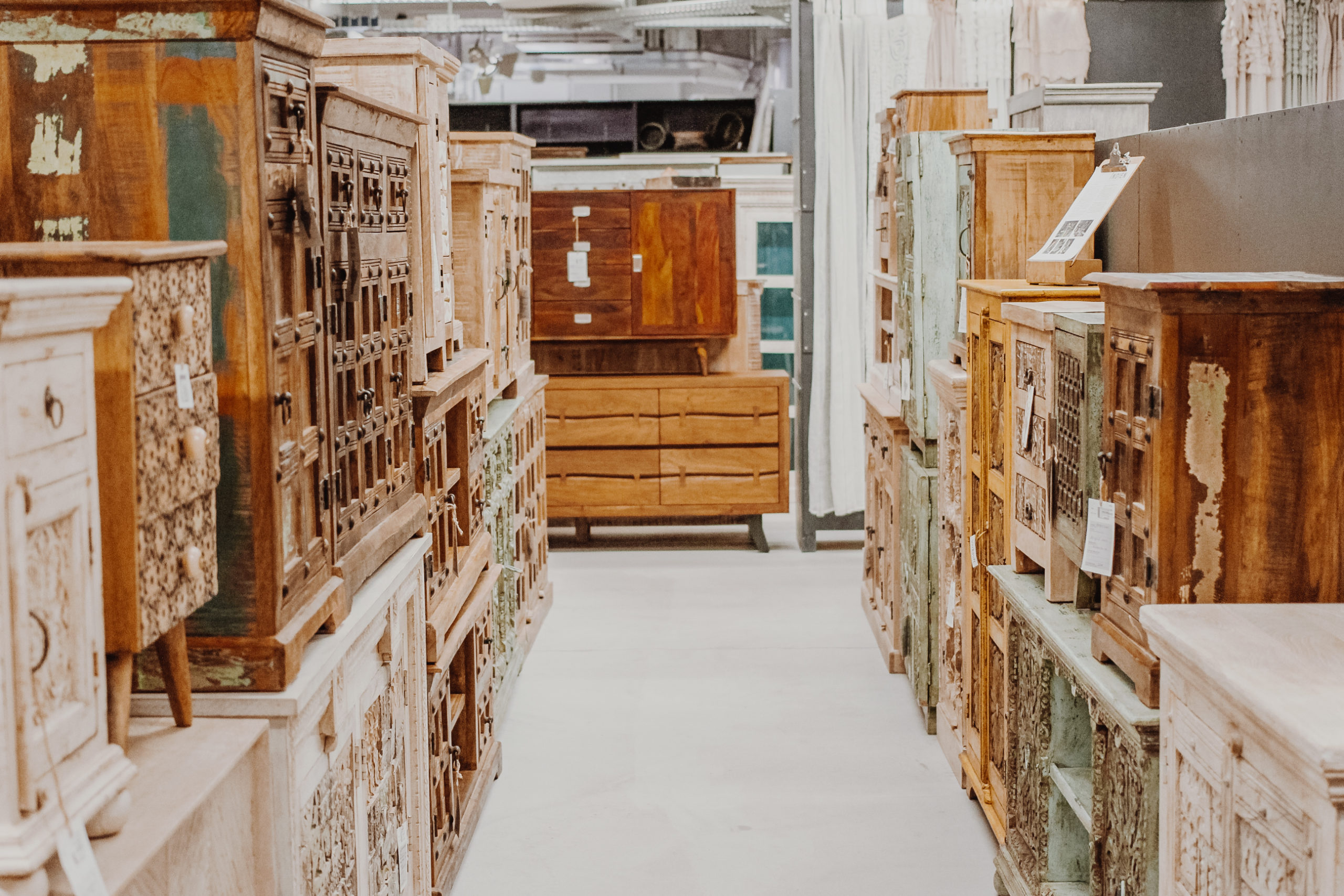 Blick auf die handgefertigten Kommoden bei fischer‘s lagerhaus