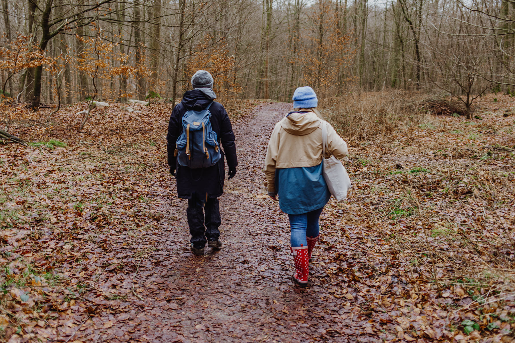 Hilke und Sina laufen durch den Wald