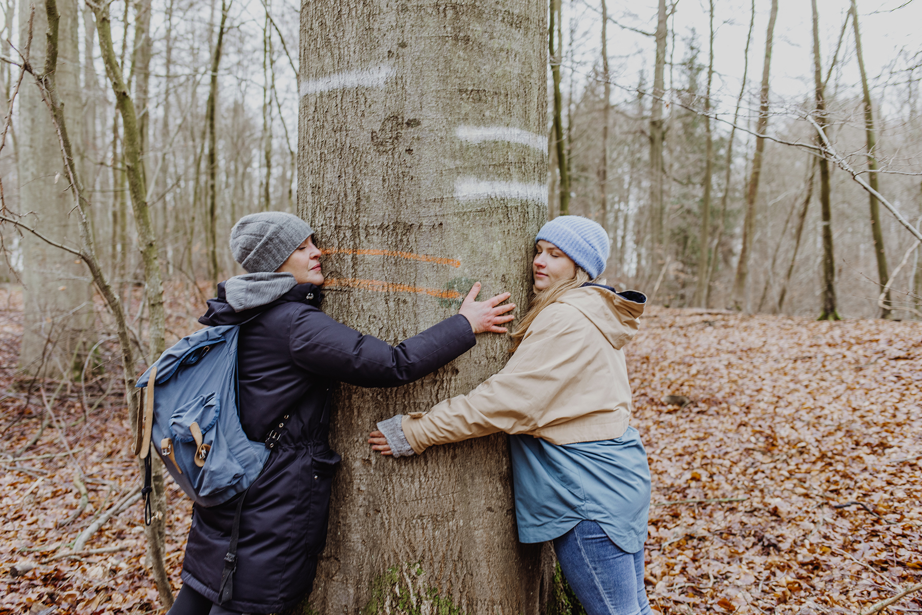 Achtsamkeit: Hilke und Sina umarmen einen Baum