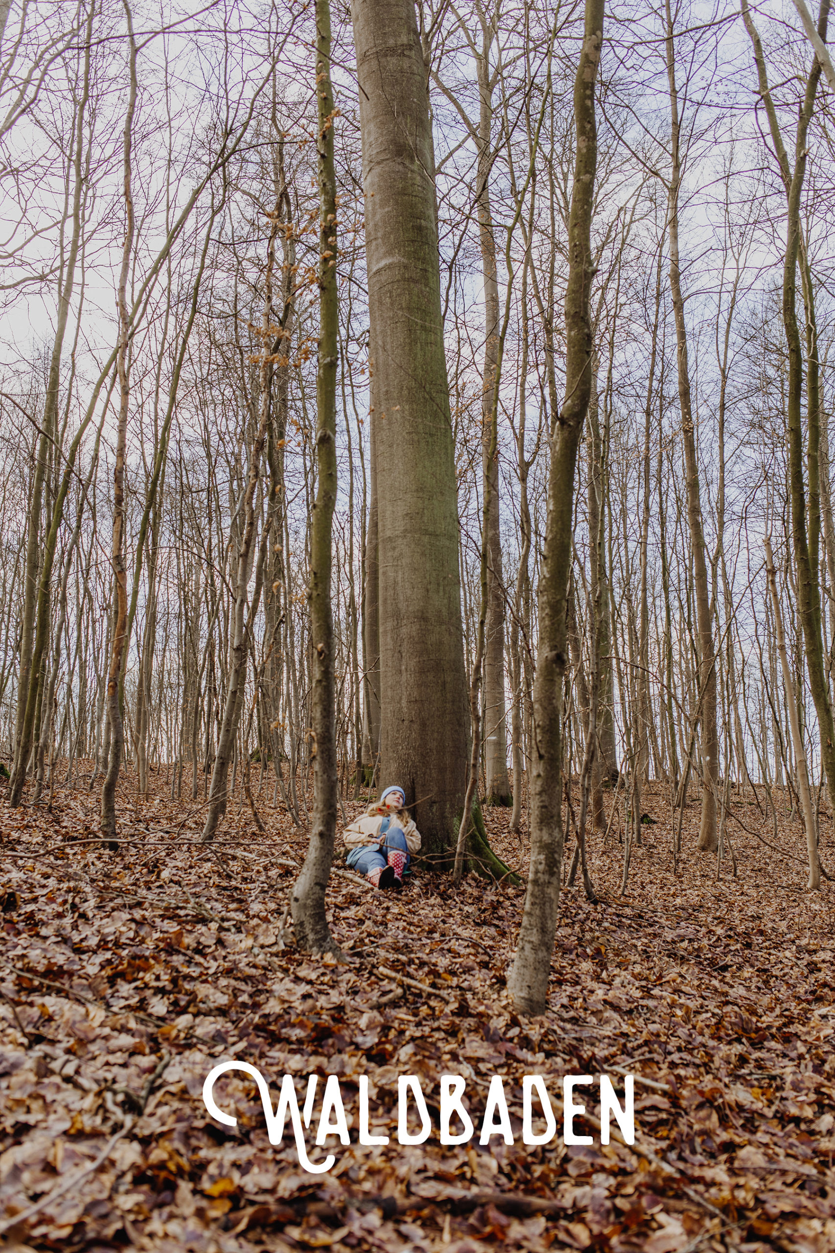 Waldbaden Malente: Sina sitzt unter großem Baum