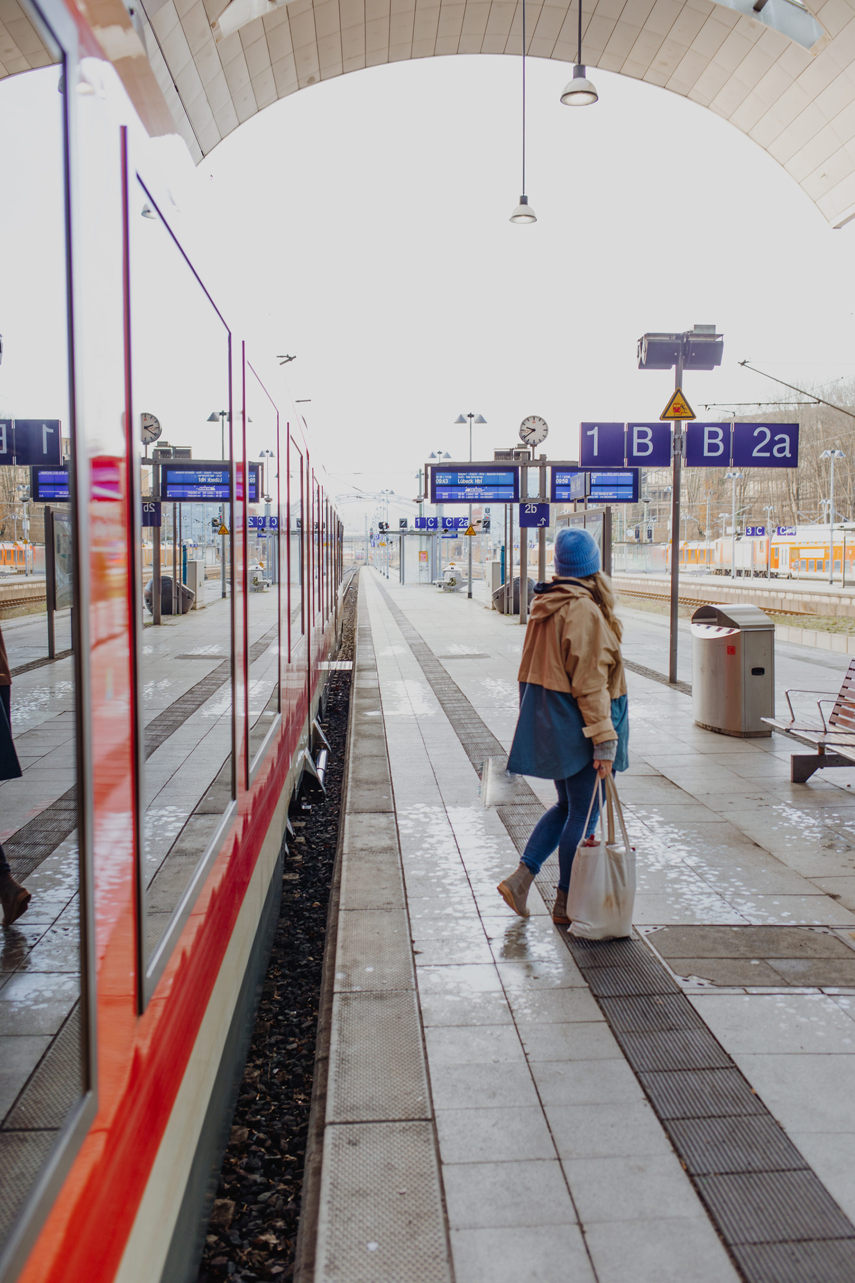 Frau am Bahnsteig in Kiel