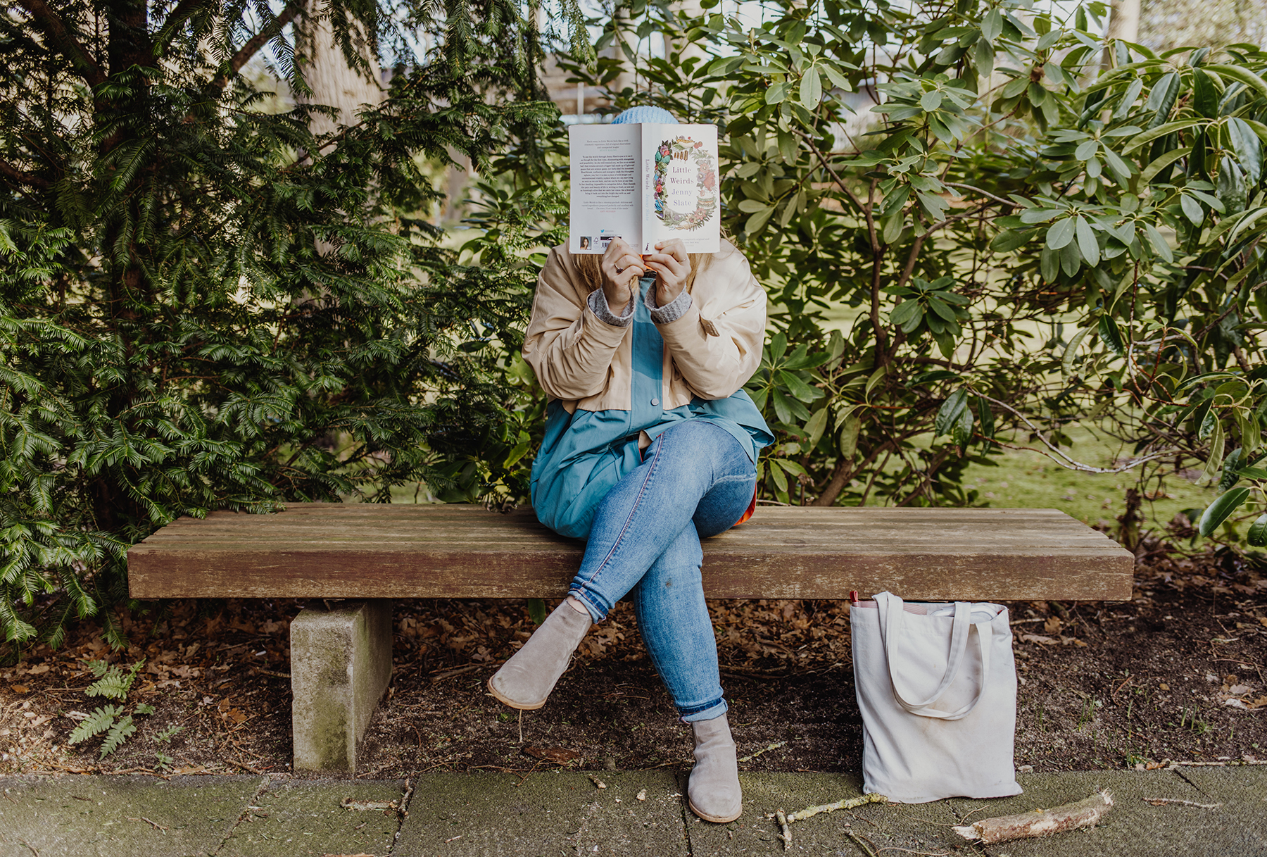 Sina mit Buch auf Parkbank in Malente