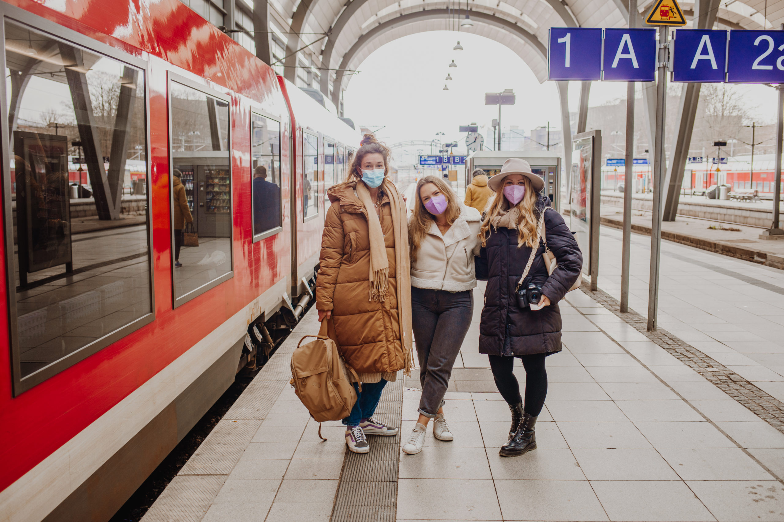 Mona, Sina und Finja neben dem Zug nach Preetz am Kieler Hauptbahnhof 