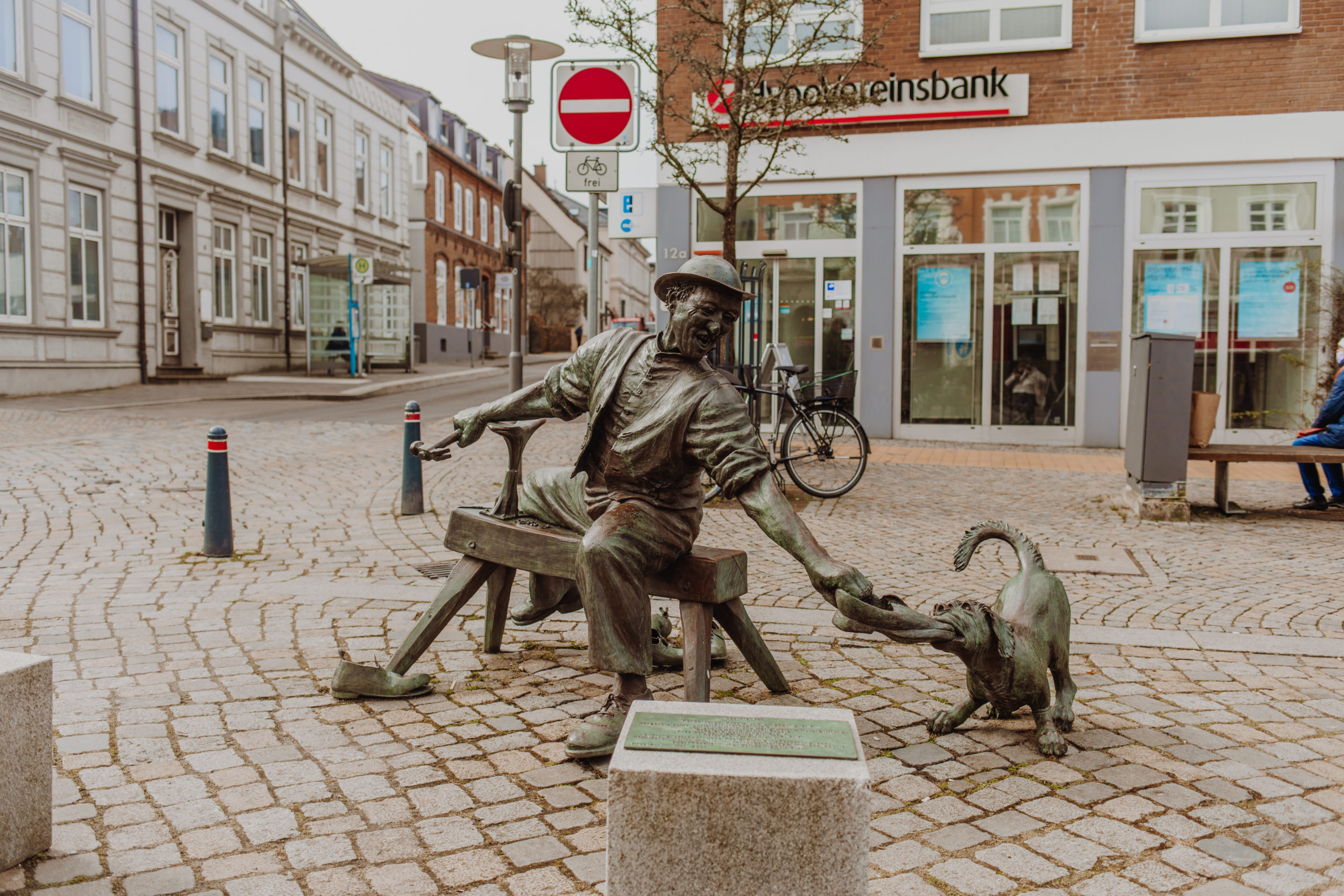 Schusterstatue auf dem Marktplatz von Preetz