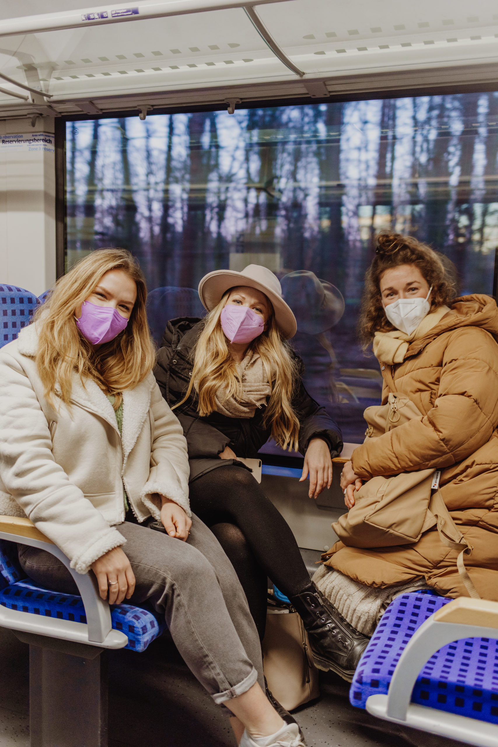 Sina, Finja S. und Mona in der Bahn auf dem Rückweg von Preetz nach Kiel