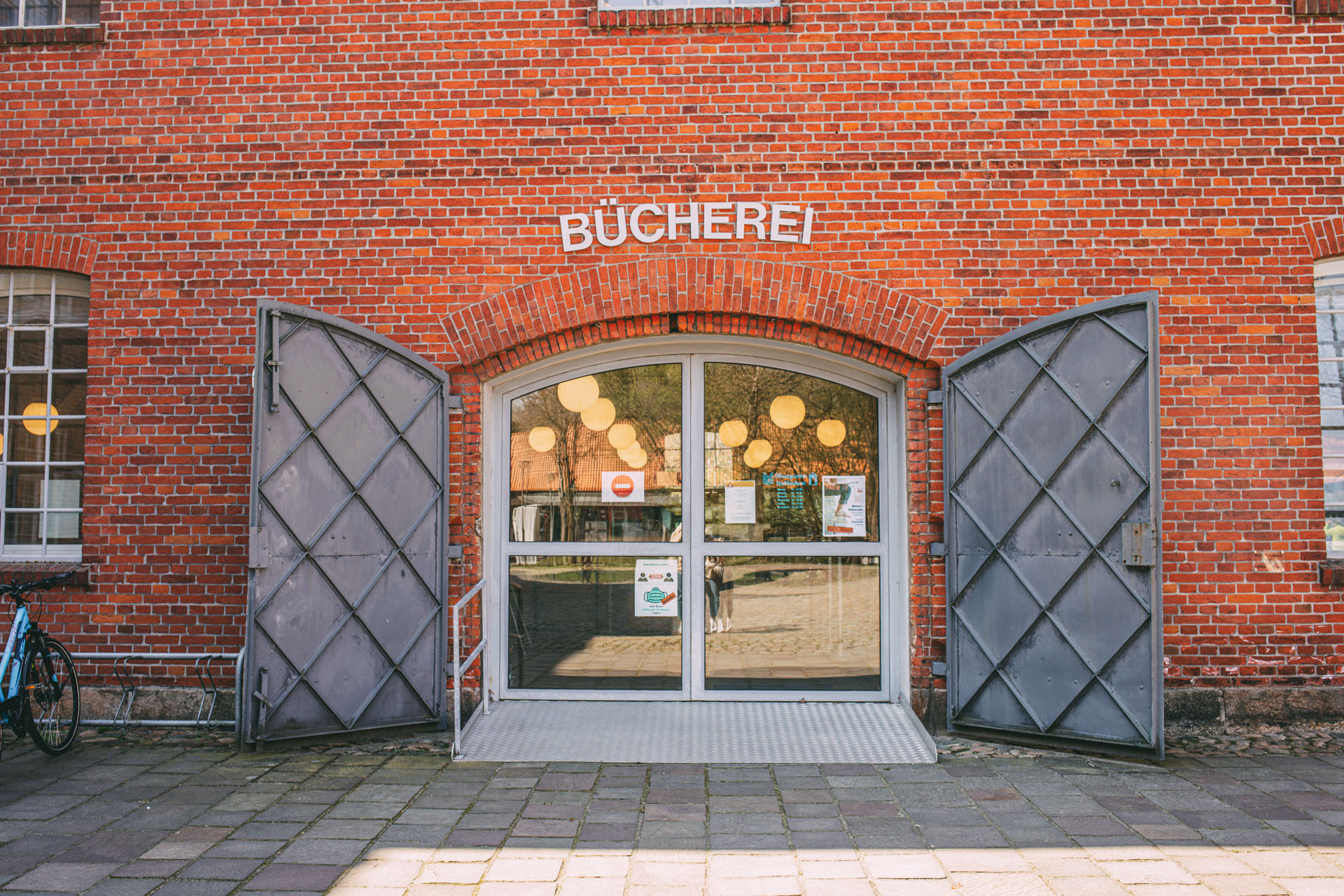 Zu sehen ist der Eingang der Rendsburger Stadtbücherei