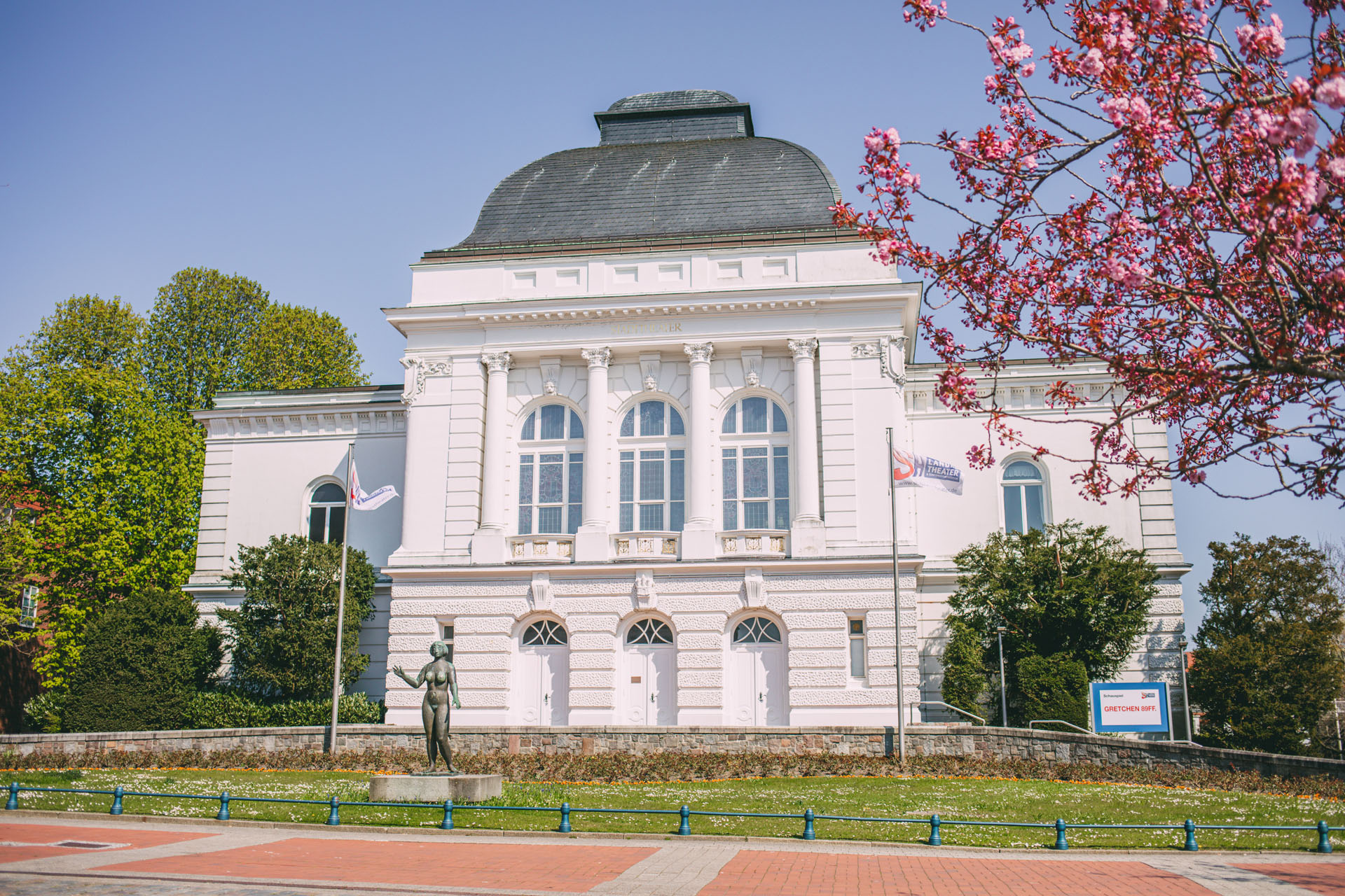 Zu sehen ist das Rendsburger Stadttheater von außen