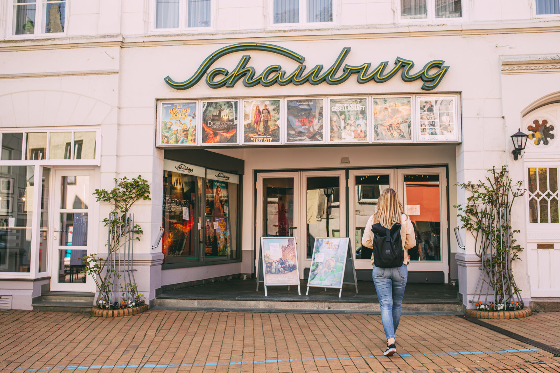 Zu sehen ist Finja, wie sie das Schauburg Filmstudio betritt