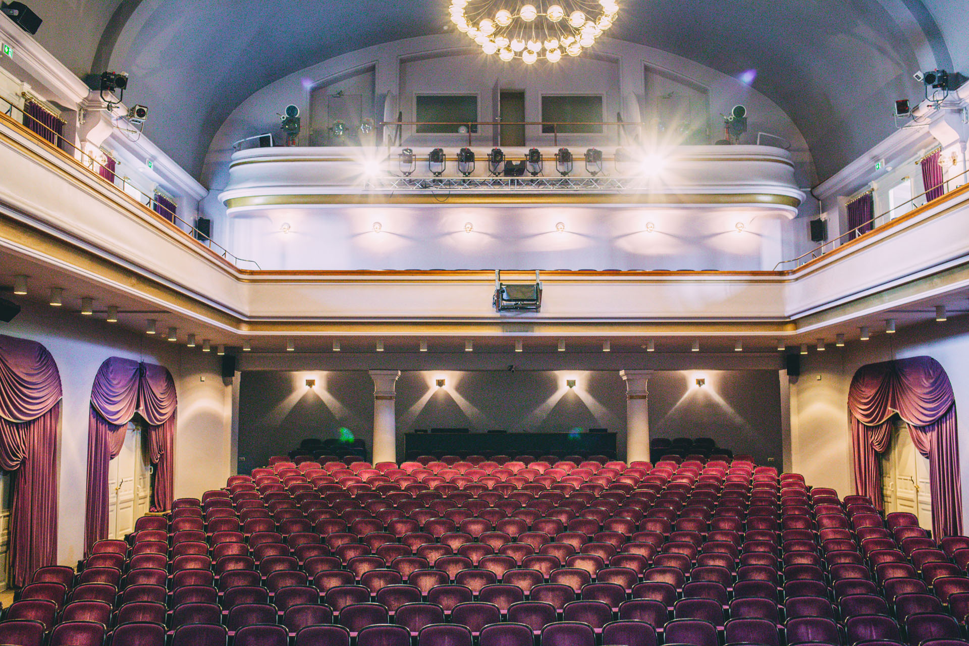 Zu sehen sind die Ränge des Theatersaals vom Rendsburger Stadttheater