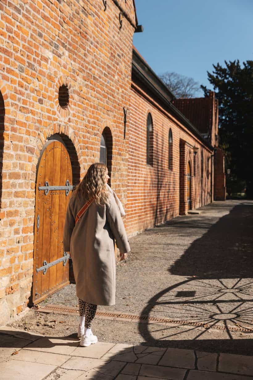 Kathrin schlendert entlang der Sankt Johanniskirche