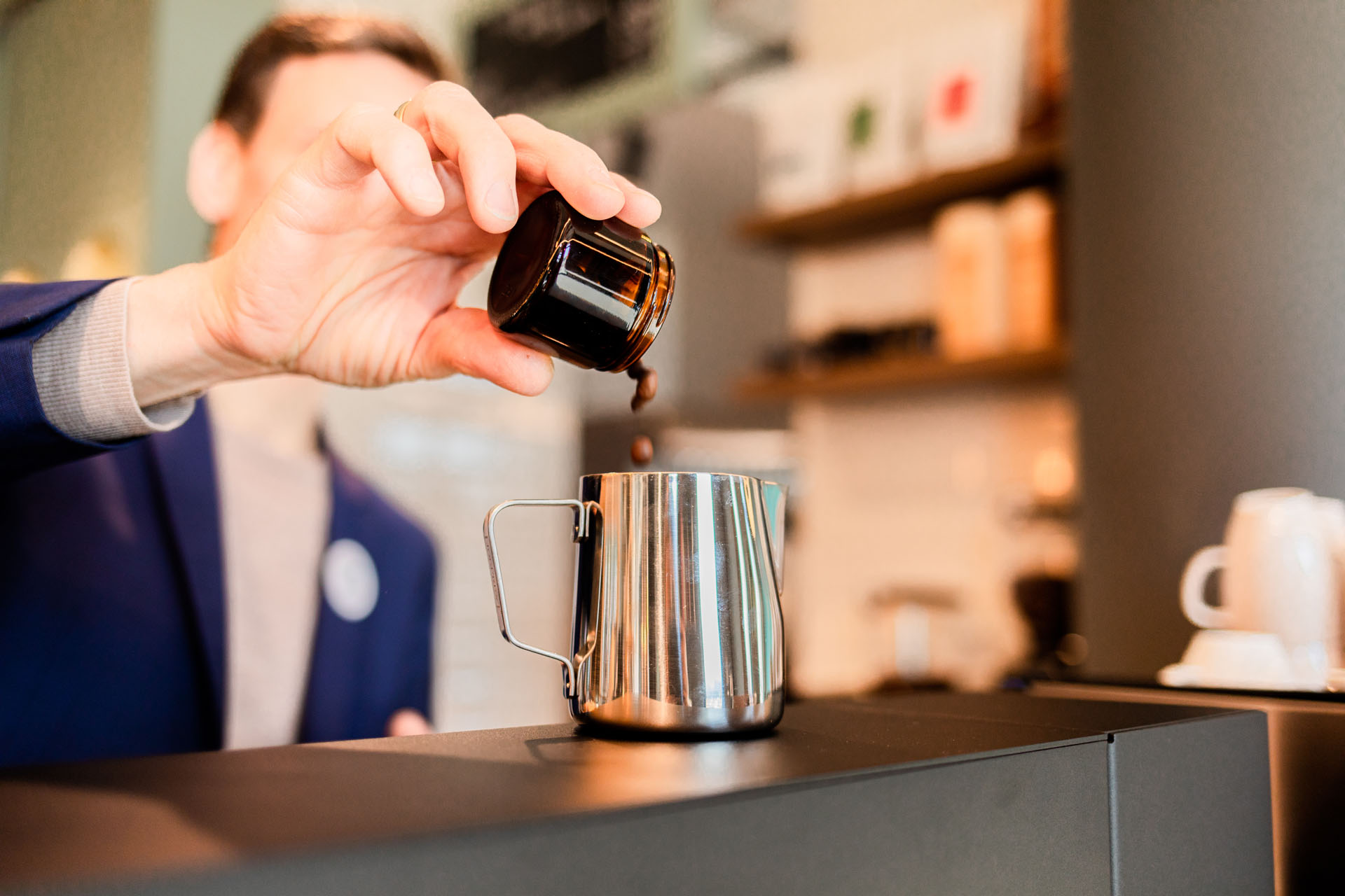 Hoteldirektor Eggert wie er einen Kaffee zubereitet