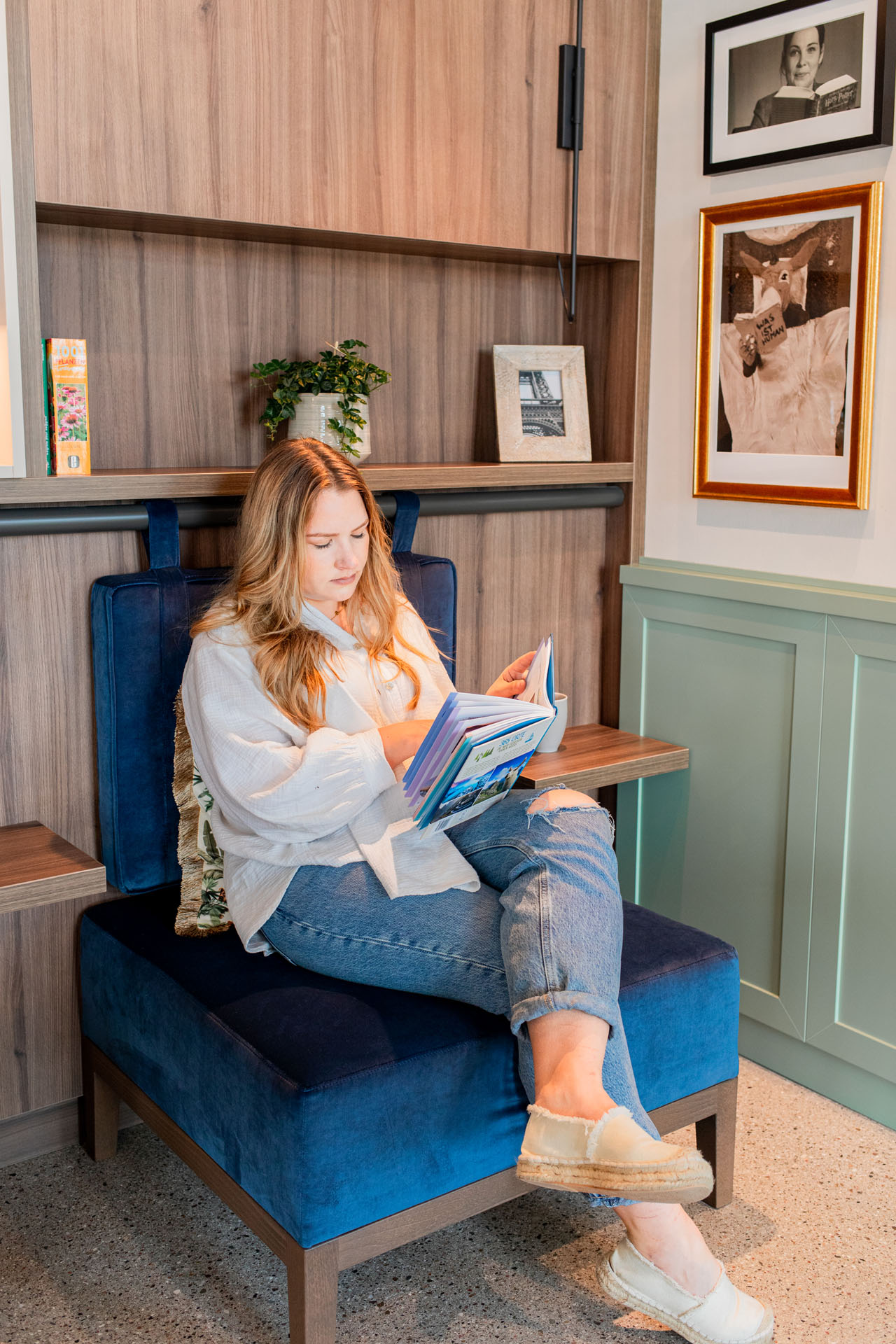 Sina beim Lesen eines Buches in der Leseecke des Unique Hotel Kiel