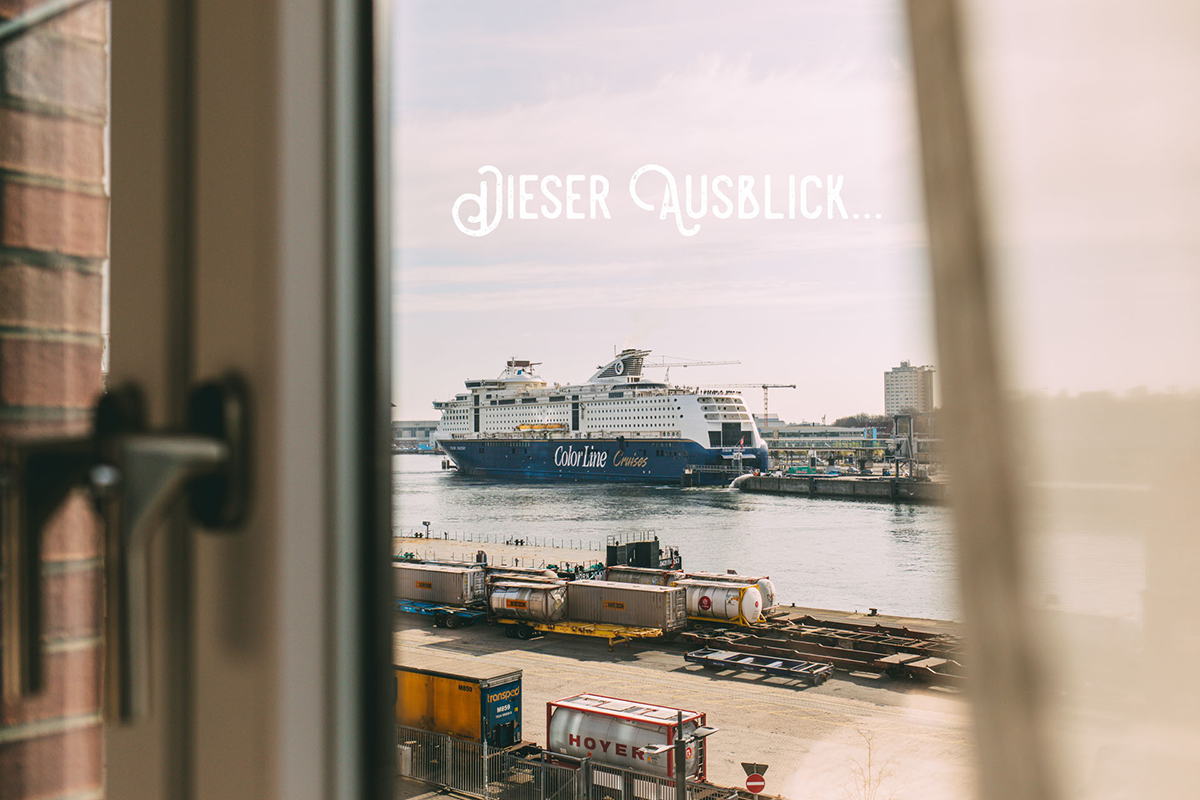 Der Blick aus dem Hotelzimmer auf das Fährschiff Color Line