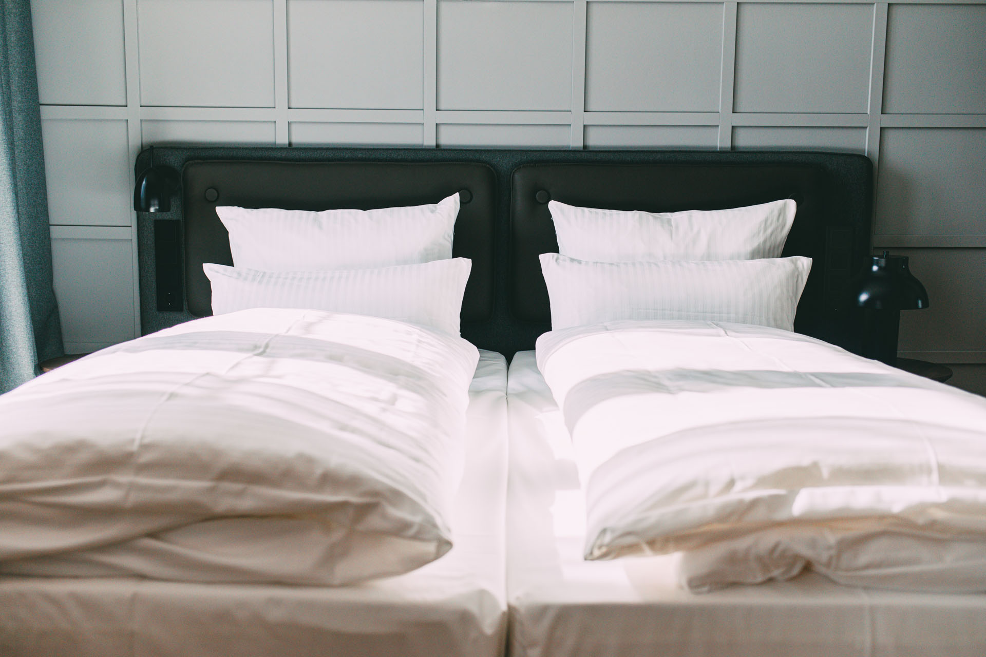 Ein Bett in einem der Hotelzimmer